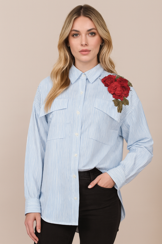 Camisa de rayas verticales y bordado de flor