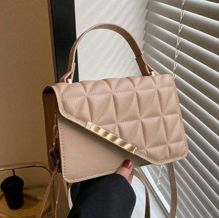 Bolso cuadrado con detalle metálico