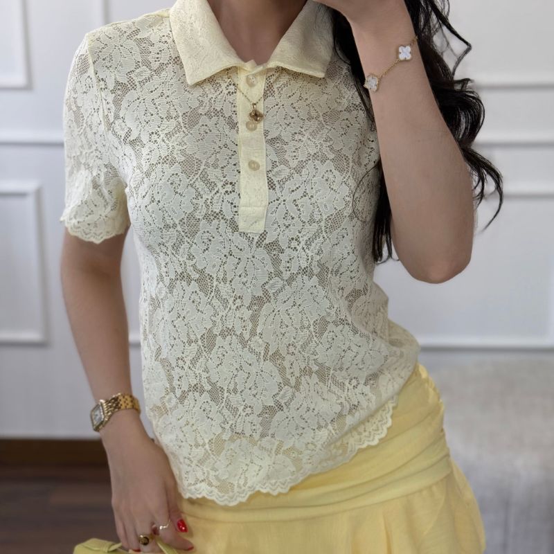 Blusa transparente con detalle de botones