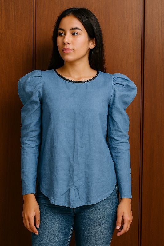 Blusa de mangas largas con volumen en los hombros
