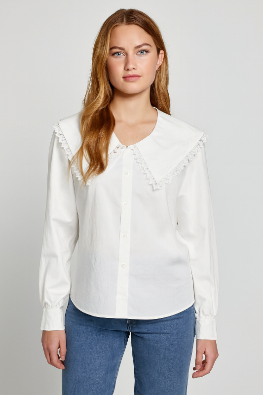 Blusa blanca de manga larga con cuello oversized