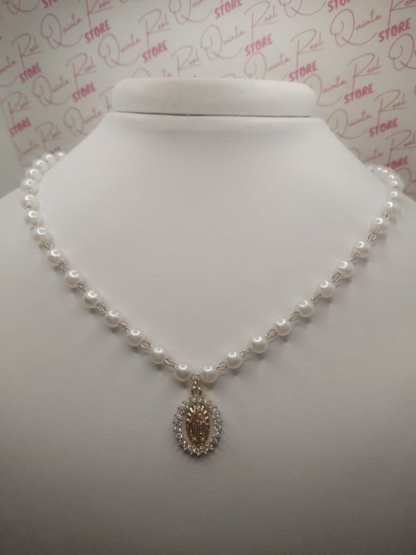 Collar de perlas con dije