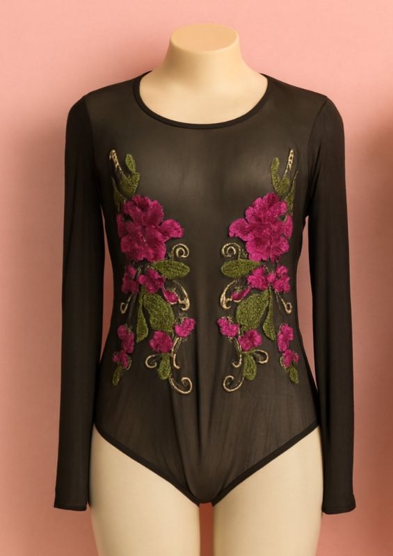 Body de manga larga en tela negra transparente con diseño de flor