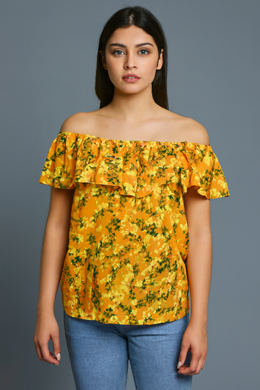 Blusa de hombros descubiertos estilo tropical.