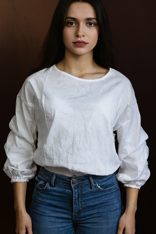 Blusa blanca con mangas acampanadas