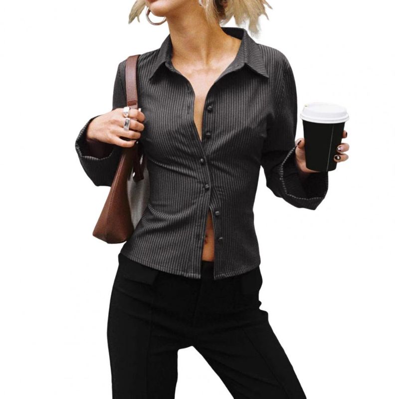 Camisa elegante para dama con líneas verticales