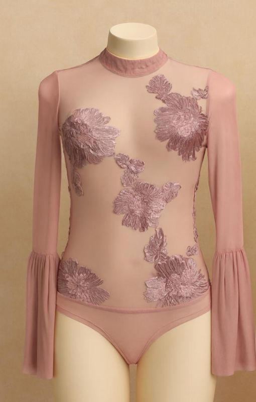 Body de manga larga confeccionado en tela transparente con bordado