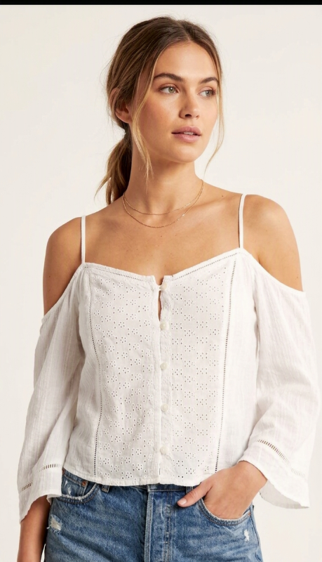 Blusa de botones con hombros descubiertos