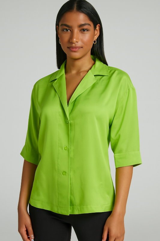 Camisa satinada de color verde brillante