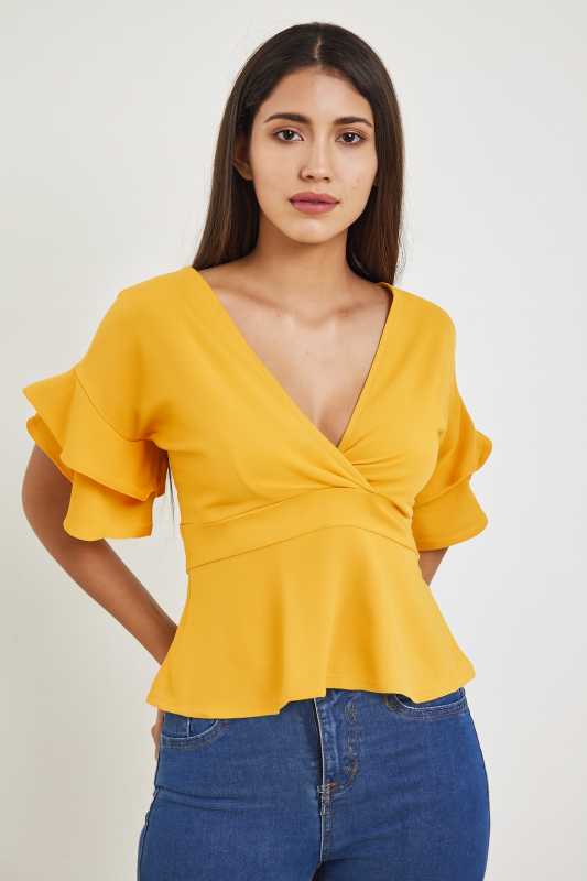 Blusa peplum con mangas acampanadas