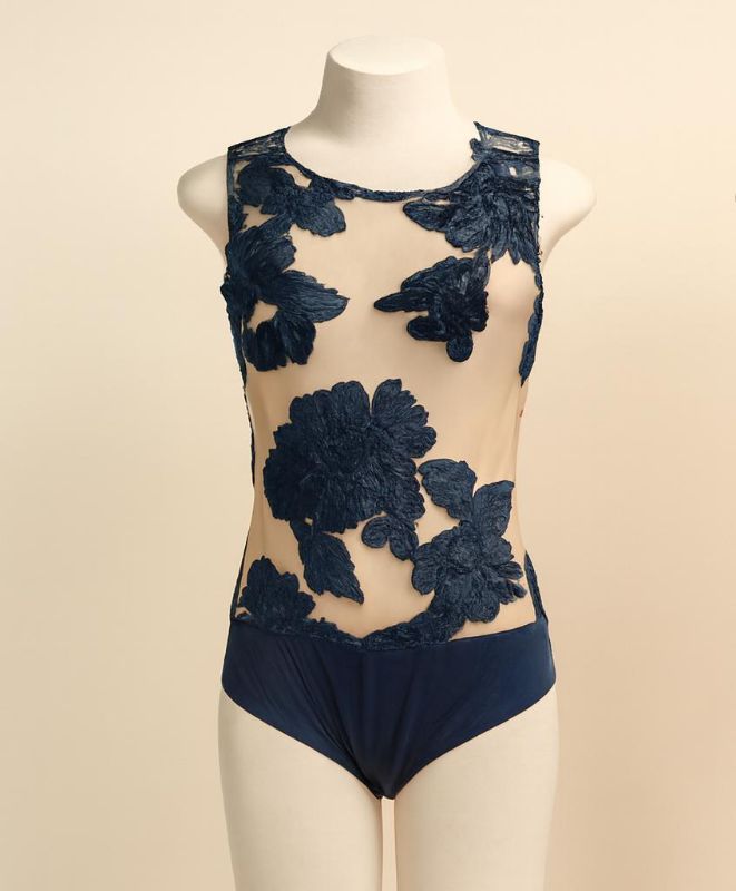 Body transparente de base nude con un diseño artístico