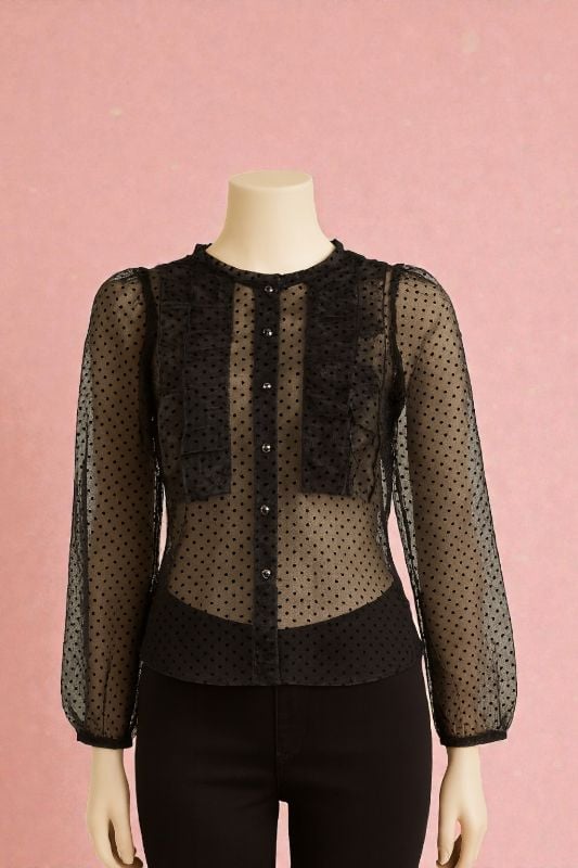 Blusa de tul negro con delicado estampado de lunares
