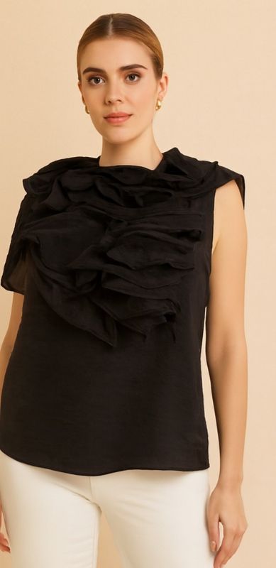 Blusa sin mangas de color negro con diseño en capas