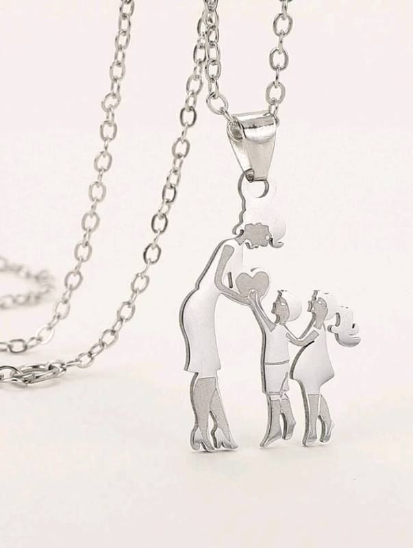 Cadena con dije mamá + niño y niña