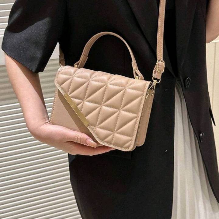 Bolso cuadrado con detalle metálico