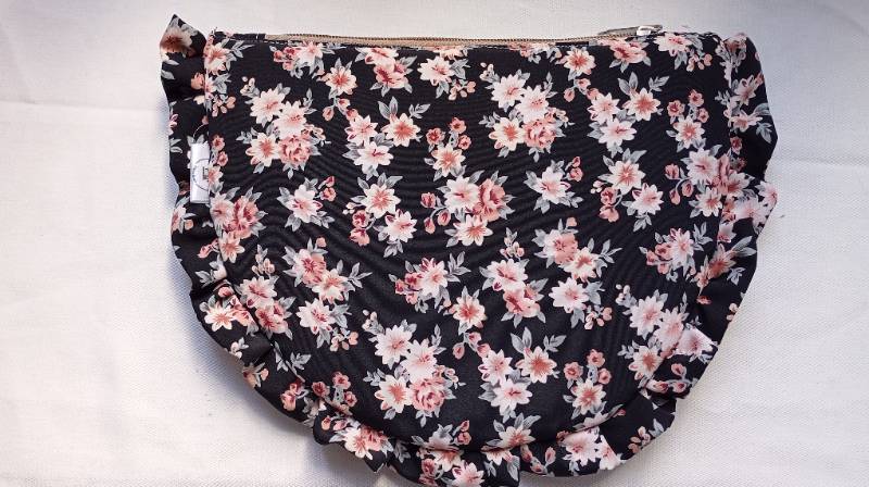 Neceser con volados jazmin fondo negro