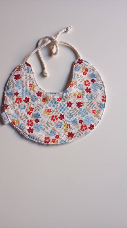 Babero redondo flores