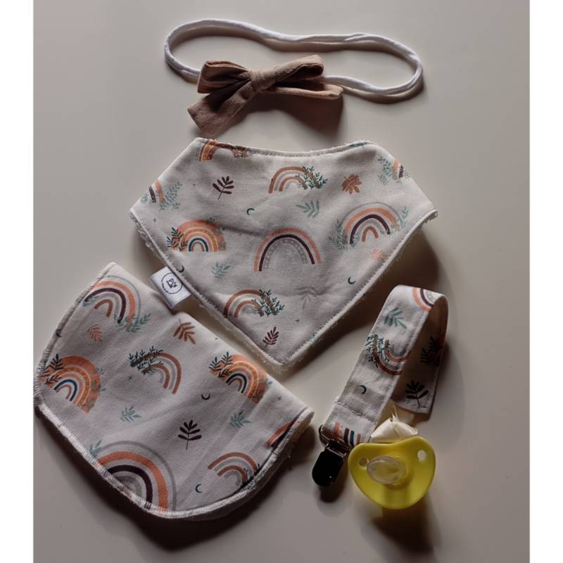 kit  Mila de 3 piezas, babero, portachupete y babita , mas, vinchita