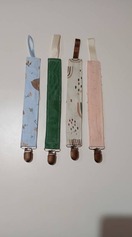 Porta chupete rosa broderi