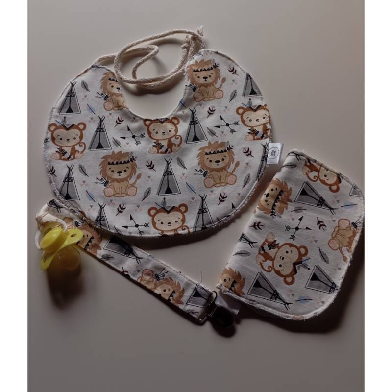 kit  Mateo de 3 piezas, babero, portachupete y babita, mas funda osito para chupete