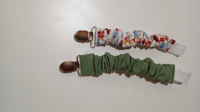 Porta chupete Katy flores