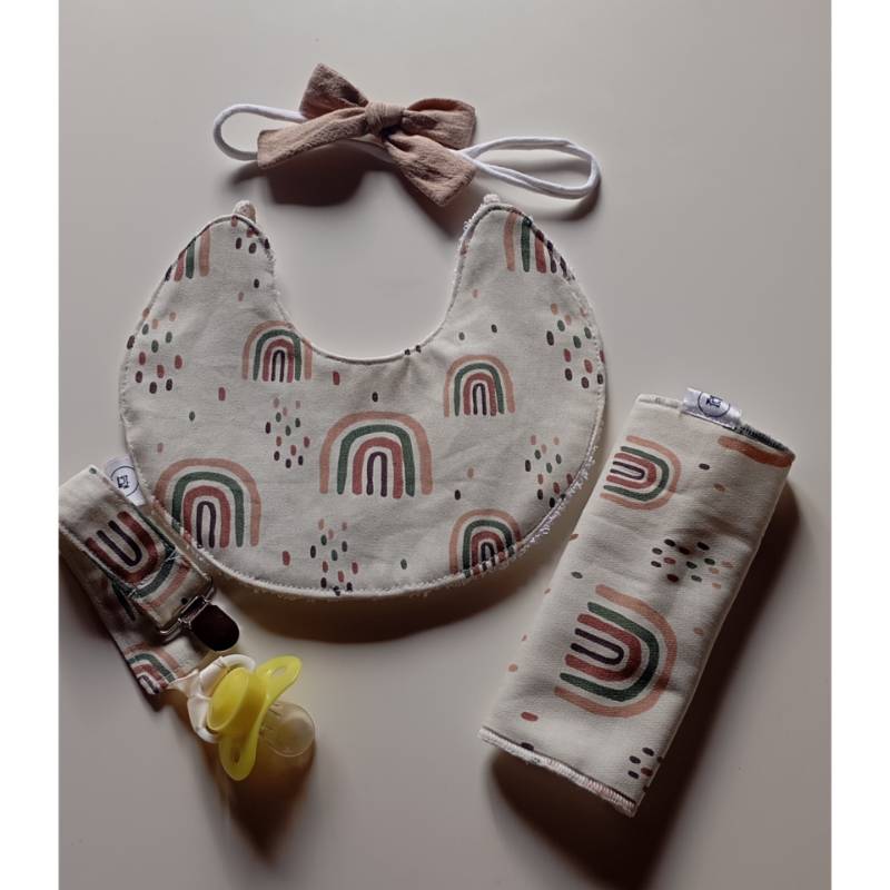 kit  Nahiara de 3 piezas, babero, portachupete y babita , mas, vinchita