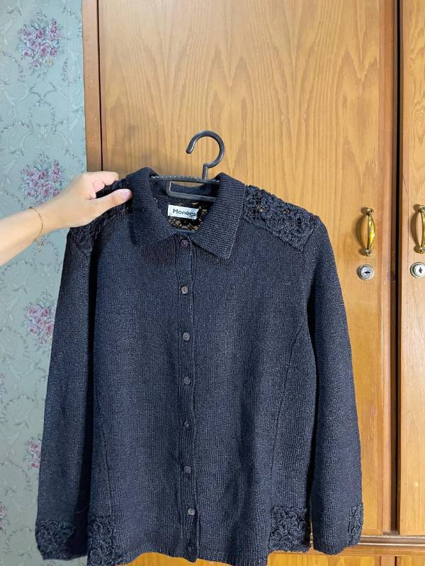 Cardigan Rajut Hitam Berkerah Monega