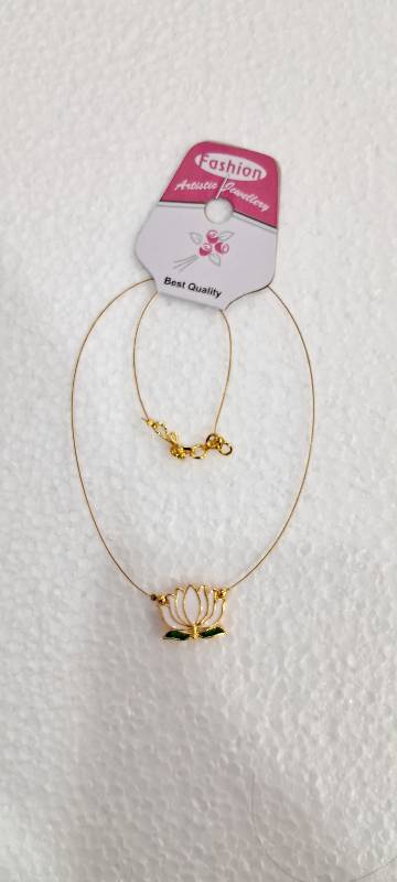 Lotus Chain White