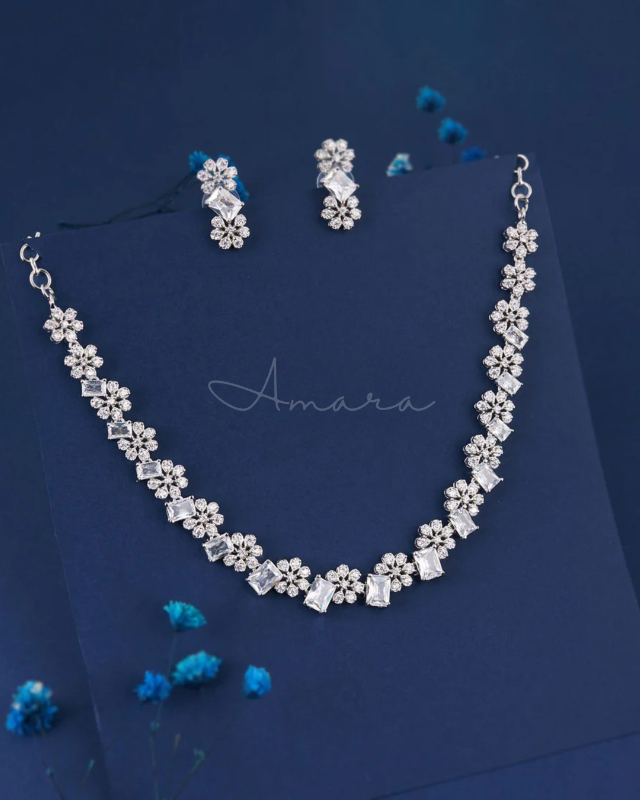 Flower pattern necklace - AMNEC440