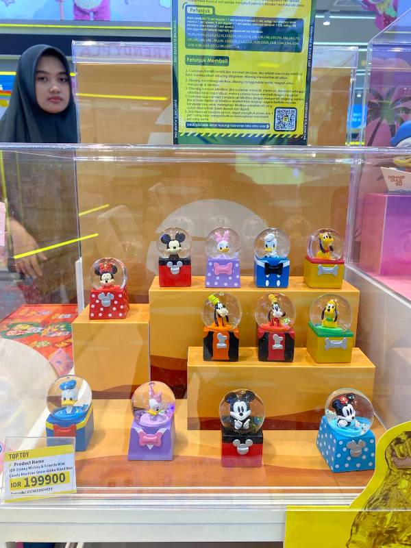 IDN Disney Mickey Friends Mini Candy Machine Snow Globe Blind Box,,each