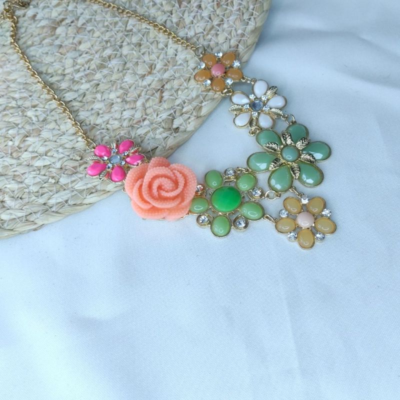 Collar Rosas Relieve