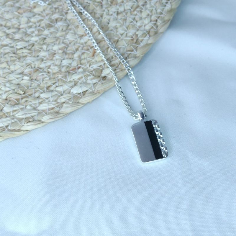 Collar para hombre con detalle