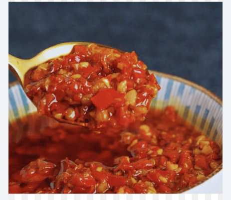 ទឹកម្ទេសលាបលើនំប៉័ង
Chili sauce spread on bread