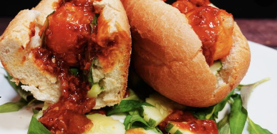 នំប៉័ងប្រហិតសាច់គោ
Meatballs on bread