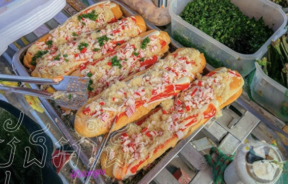 ទឹកម្ទេសលាបលើនំប៉័ង
Chili sauce spread on bread