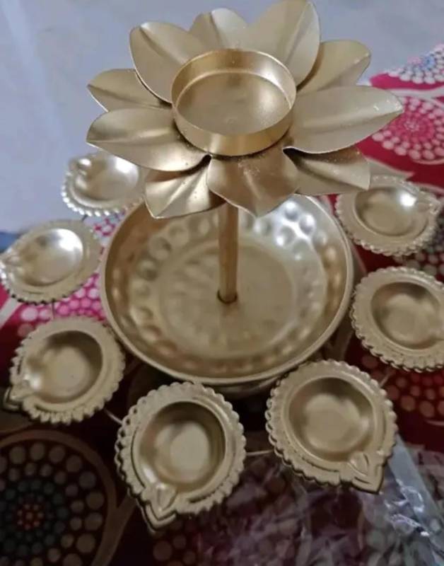 Urli and Flower Stand