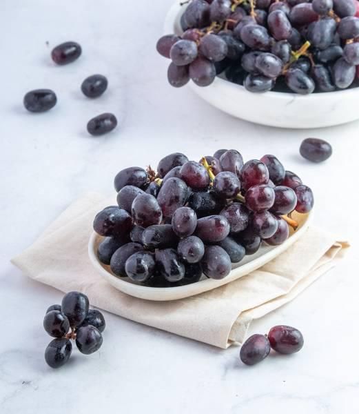 Black jumbo grapes