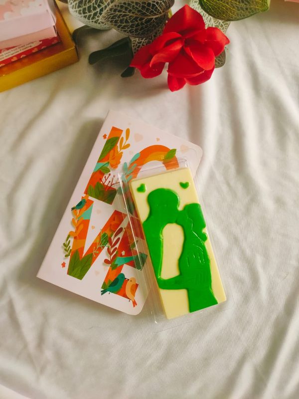 bar Book (Couple Kissing)