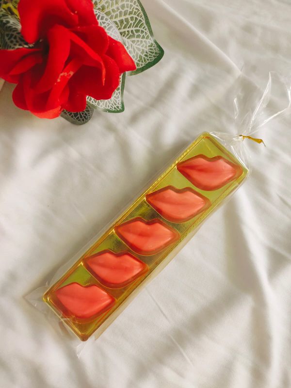 Chocolate lips for couples