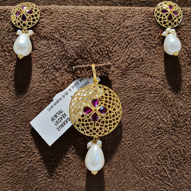 4 RED PEAR NET GOLD ZIRCON POLKI PENDANT SET