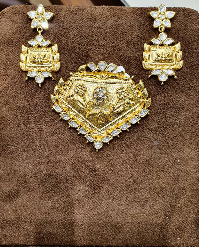 FLOWER ENGRAVE GOLD JADAU POLKI PENDANT SET