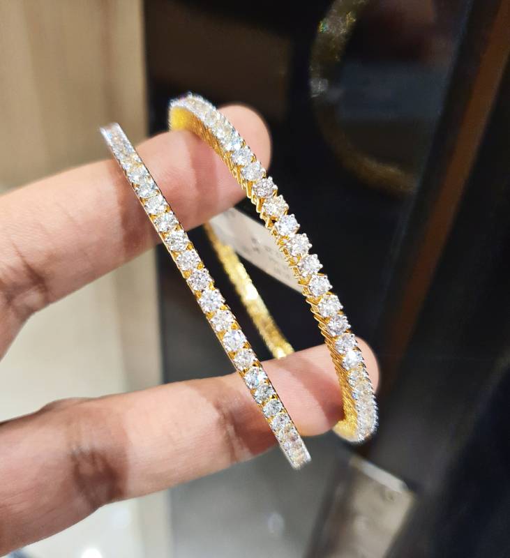 SINGLE LINE  GOLD DIAMOND BANGLE