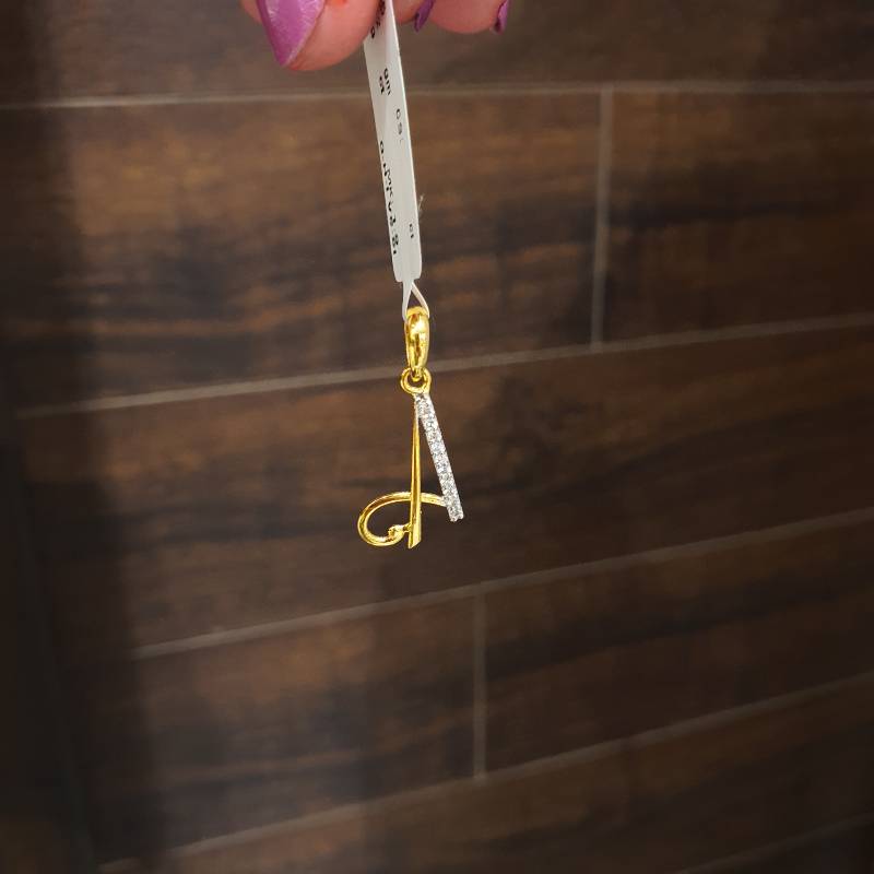 A GOLD DIAMOND PENDANT