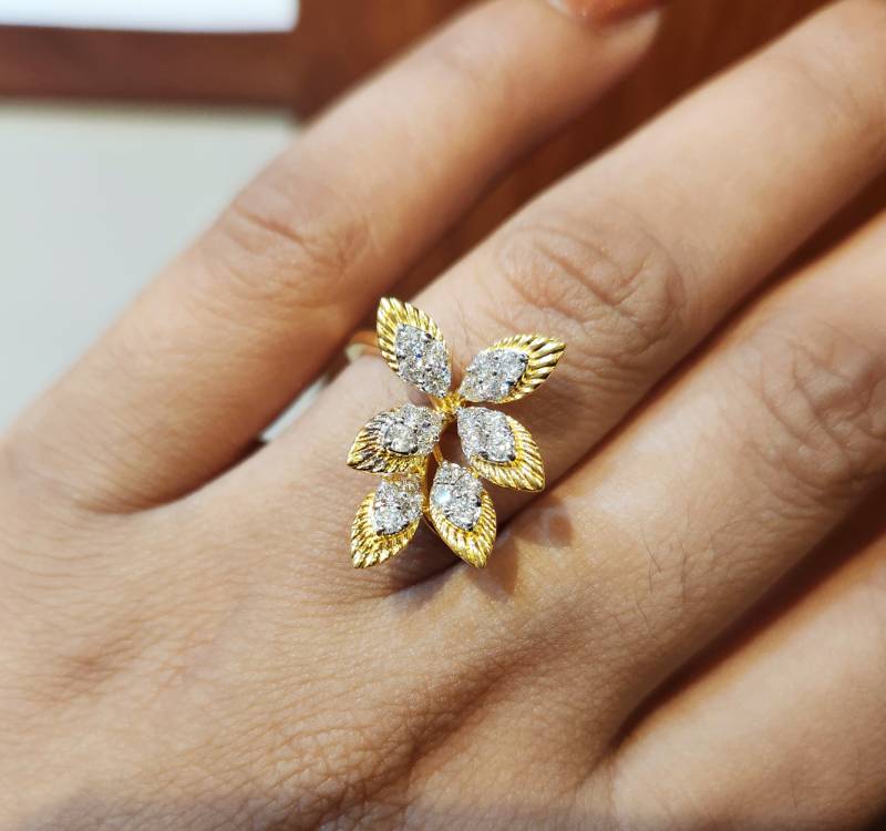 SIXY LEAFY GOLD DIAMOND RING