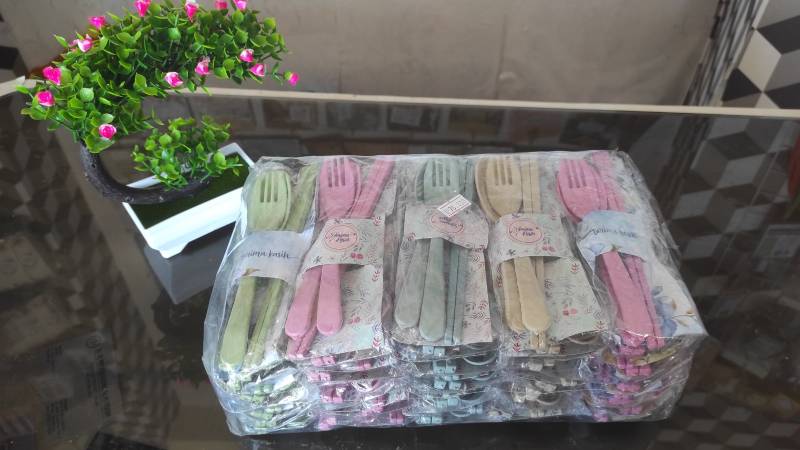Sendok Garpu Sumpit Bungkus Alas Plastik Isi 50