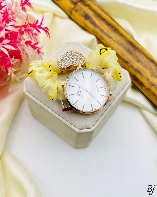 Stylish Women's Quartz Watch  - Water Resistant - 1 Pc