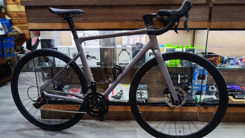 BICICLETA DE RUTA TWITTER C6 COLOR GRIS ALUMINIO CON MANUBRIO INTEGRADO DE CARBONO 12V TRANSMISION RETROSPEC