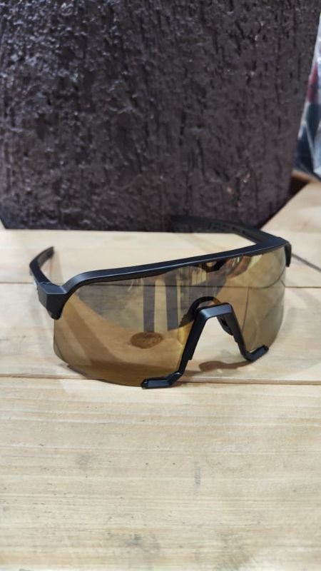 Lentes 100% montura negra letras blancas cristal polarizado levemente dorado
