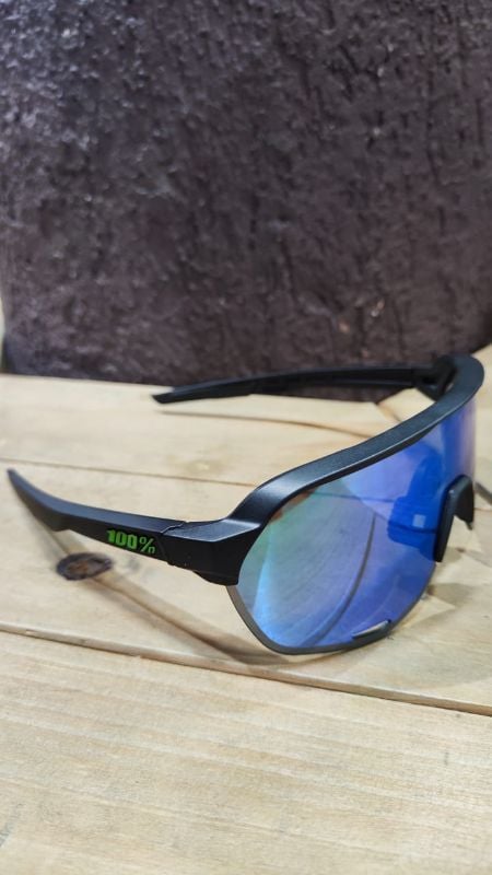Lentes 100% montura negra letras verdes y cristal polarizado verde