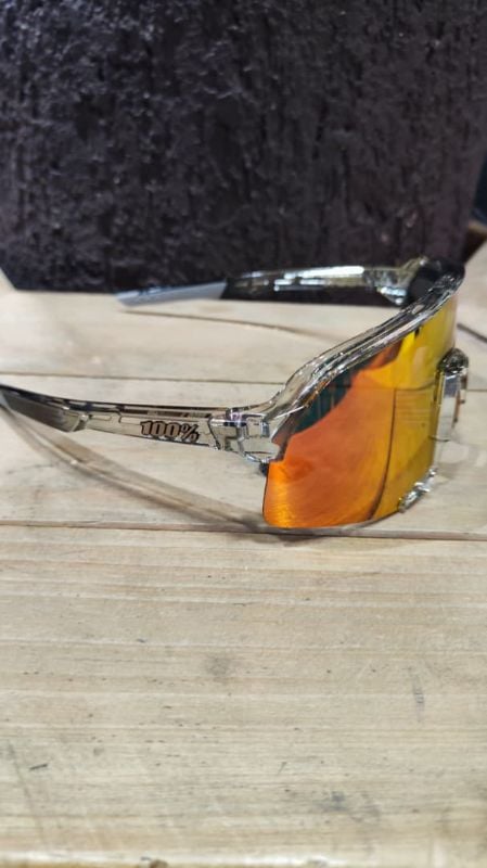 Lentes 100% montura transparente letras plateadas cristal ligeramente rojo